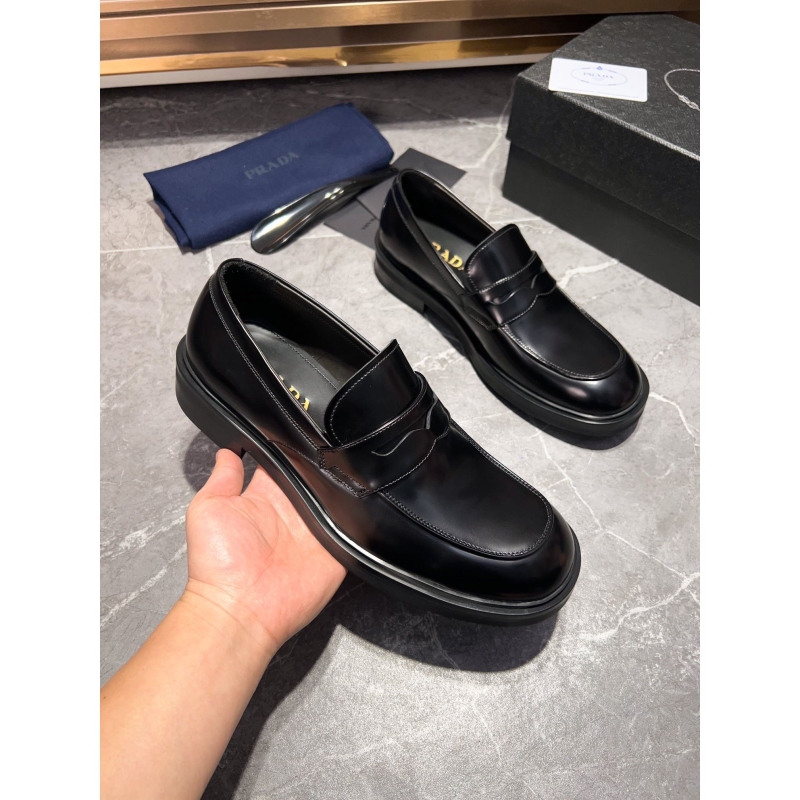 Pra*a leather shoes